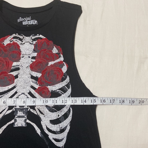 Social Misfits Cutout Back Tee Skeleton Roses Print Women’s Size Small - Picture 6 of 7